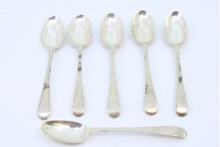 Conjunto de seis colheres de chá em prata com frisos ao longo do cabo.